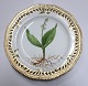 Royal Copenhagen Flora Danica. Mittagessen Platte mit durchbrochener kante. 
Entwurf # 3554. Durchmesser 23 cm. (1 Wahl). Hergestellt vor 1890. Convallaria 
majalis L