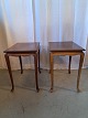 2 Lampeborde i 
fineret 
mahogni, fra 
1980erne.
De har 
brugsspor.
Højde 54cm 
Bredde 36cm 
Længde 50cm