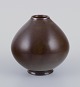 Royal 
Copenhagen, 
vase af 
keramik.
Aubergine-
glasur. Buttet 
form.
1930/40’erne.
Stemplet.
I ...