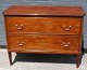 Svensk kommode i mahogni, 19. årh. På tilspidsede ben. To skuffer og beslag i bronze. H.: 83 cm. ...