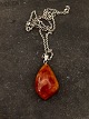 Rav vedhæng 4,2 
x 2,6 cm. og 
sterling sølv 
kæde 56 cm. 
emne nr. 615313