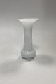Holmegaard 
Trompet Vase. 
Opalhvidt glas. 
Designet af 
Michael Bang i 
1985.
Måler 19 cm x 
9,8 ...