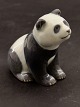 Royal 
Copenhagen 663 
pandaunge af 
Allan 
Therkelsen
 1.sortering 
H. 9 cm. emne 
nr. 616504