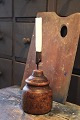 Antik svensk 
lysestage fra 
1800 tallet i 
træ 
med lysholder 
i smedejern og 
en fin patina. 
H: ...