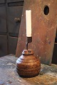 Antik svensk 
lysestage fra 
1800 tallet i 
træ 
med lysholder 
i smedejern og 
en fin patina. 
H: ...