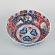 Japansk 
Imari-skål med 
polykrom 
dekoration, 
signeret.