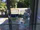 Finn Lynggaard, 
Kunstglasskåle 
med blå og 
hvide blomster.
Med blå 
blomster H 12,5 
cm, D 13 cm   
...