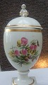 Potpourrivase
med læsende 
putti på låg
Dekoreret med 
Blomster og 
guld
Ca år 1800 
Royal ...