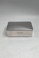 Dansk Sølv 
Skrin (1931)
Måler 12.7 cm 
x 8.5 cm x 4 cm 
(5 inch x 3.34 
inch x 1.57 
inch) Vægt ...