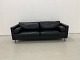 Mogens Hansen 
MH321 
3-Sitzer-Sofa 
in schwarzem 
Semianilinleder 
und mit 
quadratischen 
Beinen aus ...