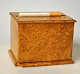 Russisk cigaret 
skrin i 
birketræs rod, 
ca. 1900. L.: 
11 cm. H.: 8,5 
cm. B.: 9 cm. 
NB: Lille ...