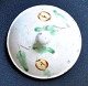 Låg til 
barselsspand, 
19. årh. 
Danmark. Rødler 
med dekoration 
i form af 
blomster. Dia.: 
16 cm. 