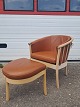 Lænestol og 
skammel i 
massivt 
bøgetræ, fra 
2010erne.
De har 
brugsspor.
Ryghøjde 75cm 
sædehøjde ...