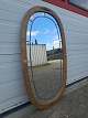 Spejl i massivt 
egtræ, fra 
1980erne.
Det har 
brugsspor.
Højde 122cm 
Bredde 71cm