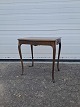 Sidebord i 
fineret 
mahogni, fra 
1980erne.
Det har 
brugsspor.
Højde 55cm 
Bredde 39cm 
Længde 53cm