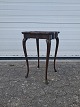 Sidebord i 
fineret 
mahogni, fra 
1980erne.
Det har 
brugsspor.
Højde 53cm 
Bredde 35cm 
Dybde 33cm