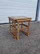 2 Borde i 
massivt egetræ 
og kakler, fra 
1980erne.
De har 
brugsspor.
Højde 42cm 
Bredde 48cm ...