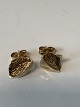 Øreringe i 8 
karat guld.
Længde 1,1 cm.