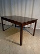Spisebord i 
fineret 
birketræ med 2 
tillægsplader, 
fra 1930erne.
Det har 
brugsspor.
Højde 75cm ...