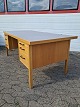 Skrivebord i 
egetræ med 
linoleumsplade, 
fra 1980erne.
Det har 
brugsspor.
Højde 72cm 
Bredde ...
