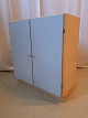 Skab med sokkel 
 Kr. 1100,-