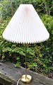 Klint, Esben (1915 - 1969) Danmark: Bordlampe af messing. Model 307. Skærm i plisseret akryl. ...