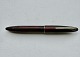 Rød og sort 
stribet 
Sheaffer 
fyldepen fra 
Sheaffer Pen 
Co. I U.S.A. 
Fremstår i god 
stand med ...