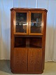 Hjørneskab i 
fineret 
palisander, fra 
1960erne.
Det har små 
brugsspor.
Højde 164cm 
Bredde 93cm ...