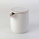 Kande til fløde 
i kongeligt 
porcelæn fra 
stellet Rødtop 
- også kaldet 
rødkant. Nr. 
...