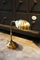 Gammel 
bordlampe i 
messing med 
musling formet 
skærm.
Ca. H: 40cm. 
Musling skærm: 
19x13cm. Bund 
...