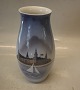 B&G 1302-6247 
Vase med 
sejlskib ved 
Kronborg 21 cm 
Bing & Grøndahl 
I fin og hel 
stand. 
