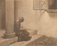 Peter Ilsted 
(1861–1933)
“Pige ved 
søjle”.
Mezzotinte.
Stemningsfuldt 
interiørmotiv 
med en ...