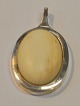 Brødrene W. & 
S. Sørensen 
(1939 - 1950) 
Horsens, 
Danmark: 
Sterling 
vedhæng med 
elfenben. 
Oval. ...