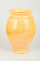 Kähler, DanmarkVase med indridset bladdekor, 1930’erne.Høj gul-orange vase i keramik med ...