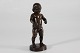 Bronze figurFigur af robust dreng fremstillet af bronze hos August E. Jensens bronze ...
