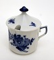Royal Copenhagen, Blå Blomst kantet, Cremekop eller sennepskop med låg. Nr. 10/8586. Højde 9,5 ...