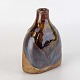 Lille flaskeformet vase i keramik med flerfarvet glansfuld og mat glasur.Formgiver Conny ...