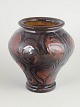 Kähler vase, 1930’erne.Vase i drejet stentøj med rundet krop og markeret fod. Overfladen er ...