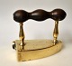 Messing strygejern, 19. årh. Danmark. Stemplet. Med graveringer. Med træhåndtag. L.: 14 cm. H.: ...