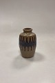 L. Hjort Keramik Vase. Beige, brun og blå glasur med moderne grafisk dekoration.Måler 12,3 cm ...
