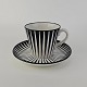 Håndmalet kop med underkop i fajance fra stellet Zebra med mønster i sorte og hvide striber. ...