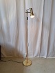 Gulvlampe i metal, fra 1990erne.Den har brugsspor.Højde 153cm Diameter på fod 25cm