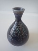 Berndt Friberg - lille dråbeformet vase i stentøj.