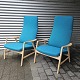 Sæt af to lænestole med træstel og sæde betrukket i blå Hallingdal uldDesigner Alf ...