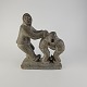 Grøndlandsk figur i fedtsten med motiv af en voksen og to børnFormgiver Karl ...