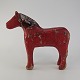 Håndsnittet hest i rødmalet træFremstår med brugssporHøjde 27,5 cmBredde 7 cmLængde ...