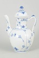 Royal Copenhagen musselmalet riflet espressokande.Elegant espressokande i hvidt porcelæn med ...
