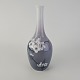 Vase i porcelæn med blå graduering og blomstermotivNr. 6822/229Producent Bing & ...