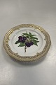 Royal Copenhagen Flora Danica Frugttallerken No. 429/3554. Måler 22,7 cm. (8.93 inch) 1. ...