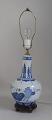 Kineisk bordlampe i blå porcelæn, ca. 1900. Med dekoration i form af planter. På nyere stand. ...